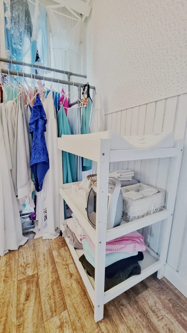 Stylingová místnost - šatník a ramínka s šaty